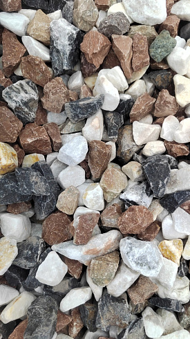 Kamenclub.ru: Мраморная крошка (щебень крошка микс : белый-черный-розовый) фр. 20-40 мм.  купить в Санкт-Петербурге мрамор белый, черный, розовый декоративная ландшафтная крошка 12000 руб/т   фото КАМЕНЬ КЛУБ