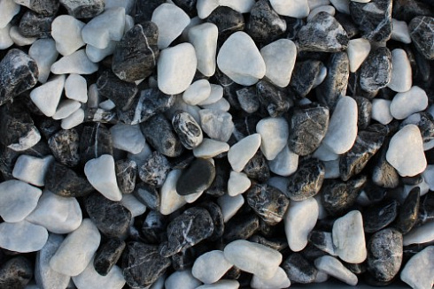 Kamenclub.ru: Мраморная крошка (щебень галтованный микс:: белый-черный) фр.5-10 мм  купить в Санкт-Петербурге мрамор белый, черный, молочный, серый галтовка мраморная окатанная декоративная ландшафтная 15500 руб/т   фото КАМЕНЬ КЛУБ