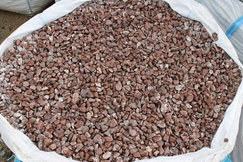 Kamenclub.ru: Мраморная крошка (щебень галтованный розовый) фр.10-20 мм.  купить в Санкт-Петербурге мрамор розовый, красный ландшафтный декоративный окатанный округлый щебень 15000 руб/т   фото КАМЕНЬ КЛУБ