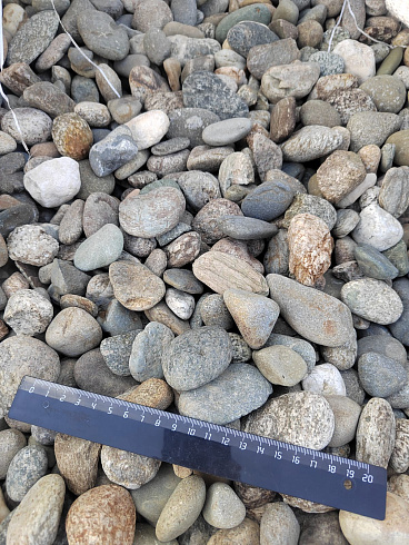 Kamenclub.ru: Галька речная окат (пестрая) фр. 20-40 мм. купить  в Санкт-Петербурге галька речная пестрая, серая, серые оттенки галька речная окатанная округлая 5000 руб/т   фото КАМЕНЬ КЛУБ
