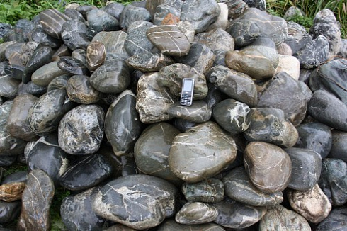 Kamenclub.ru: Валунчик Паутинник фр.100-300 мм  купить в Санкт-Петербурге крупный природный камень галечник темно-серый с прожилками белый черный речной валунчик 5000 руб/т   фото КАМЕНЬ КЛУБ