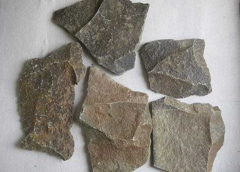 Kamenclub.ru: Песчаник пластушка "фонтанка" серо-зеленая (3,0-5,0 см)  купить в Санкт-Петербурге песчаник серо-зеленая колотые плитки облицовочные пластушки 11400 руб/м3   фото КАМЕНЬ КЛУБ