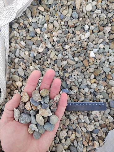 Kamenclub.ru: Галька речная окат (серая) фр.10-20 мм купить  в Санкт-Петербурге галька речная серая, серый, темно-серый, светло-серый, коричневый ландшафтная декоративная речная окатанная округлая галька 5000 руб/т   фото КАМЕНЬ КЛУБ