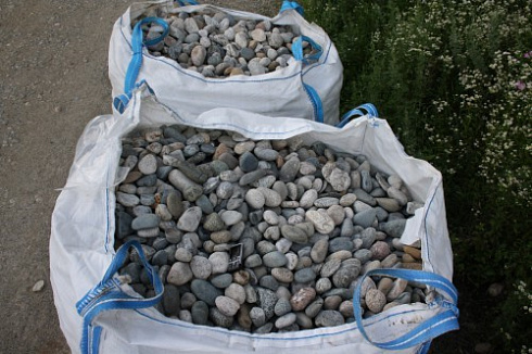 Kamenclub.ru: Галька речная окат (ассорти) фр. 50-100 мм. купить  в Санкт-Петербурге галька природная округлая серая белая черная серая коричневая синяя галька речная окатанная округлая 6200 руб/т   фото КАМЕНЬ КЛУБ