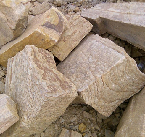 Kamenclub.ru: Песчаник пластушка желтый с рисунком (7-15 см)  купить в Санкт-Петербурге плитняк - пластушка - бут желтый песчаник 10200 руб/м3   фото КАМЕНЬ КЛУБ