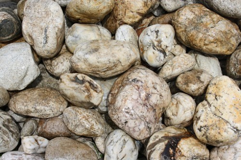 Kamenclub.ru: Кварцевый валунчик фр.100-300 мм.  купить в Санкт-Петербурге кварц белый, бежевый молочный рыжий крупный природный камень галечник 7850 руб/т   фото КАМЕНЬ КЛУБ