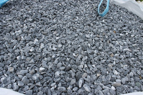 Kamenclub.ru: Щебень галтованный черный (мрамор) фр.10-20 мм.  купить в Санкт-Петербурге мрамор черный с белыми прожилками, черный, белый окатанный округлый ландшафтный декоративный щебень 15000 руб/т   фото КАМЕНЬ КЛУБ