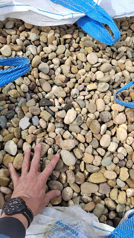 Kamenclub.ru: Галька речная окат рыжая фр. 20-40 мм. купить  в Санкт-Петербурге галька речная окатанная рыжая желтая серая округлая речная галька 5000 руб/т   фото КАМЕНЬ КЛУБ