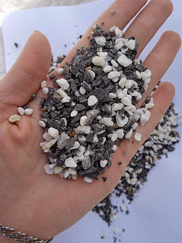 Kamenclub.ru: Мраморная крошка (щебень крошка микс : белый-черный-розовый) фр. 3-5 мм.  купить в Санкт-Петербурге мрамор белый, черный, розовый, разноцветный мраморная каменная крошка декорвтивная 12000 руб/т   фото КАМЕНЬ КЛУБ