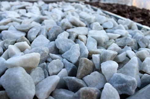 Kamenclub.ru: Мраморная крошка, щебень, цвет-белый,  фр. 20-40 мм.  купить в Санкт-Петербурге мрамор белый молочный слоновая кость айвори  мраморная крошка ландшафтная 12000 руб/т   фото КАМЕНЬ КЛУБ