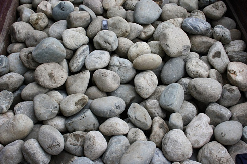 Kamenclub.ru: Темно-серый валунчик фр.100-300 мм.  купить в Санкт-Петербурге крупный природный камень серый, темно-серый, светло-серый речная галька большого размера окатанная 4500 руб/т   фото КАМЕНЬ КЛУБ