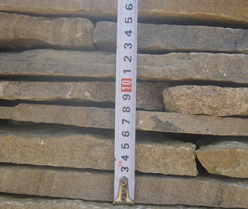 Kamenclub.ru: Песчаник пластушка желтый с разводом под дерево (2 см)  купить в Санкт-Петербурге плитняк желтый с разводами, желтый, рыжий, серый песчаник пластушка рваная ландшафтная 11 000 руб/м3   фото КАМЕНЬ КЛУБ