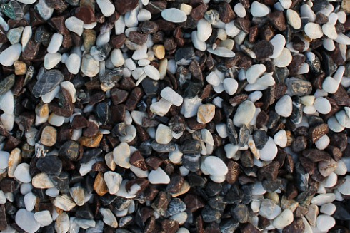 Kamenclub.ru: Мраморная крошка (щебень галтованный микс:белый-черный-розовый) фр.40-70 мм.  купить в Санкт-Петербурге мрамор белый, черный розовый декоративный щебень галтованный 15500 руб/т   фото КАМЕНЬ КЛУБ