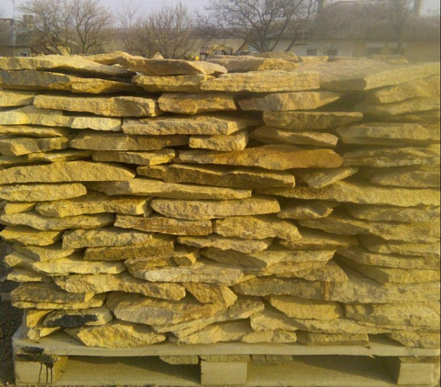 Kamenclub.ru: Песчаник пластушка "фонтанка" желтая (3,0 - 5,0 см)  купить в Санкт-Петербурге песчаник желтая, рыжий, желтый песчаник колотый рваный со сколом облицовочный 16200 руб/м3   фото КАМЕНЬ КЛУБ