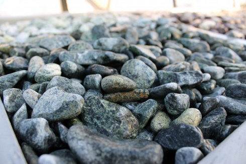 Kamenclub.ru: Щебень галтованный зеленый (змеевик) фр. 20-40 мм.  купить в Санкт-Петербурге мрамор зеленый, салатовый оголтованный щебень мраморный 12500 руб/т   фото КАМЕНЬ КЛУБ