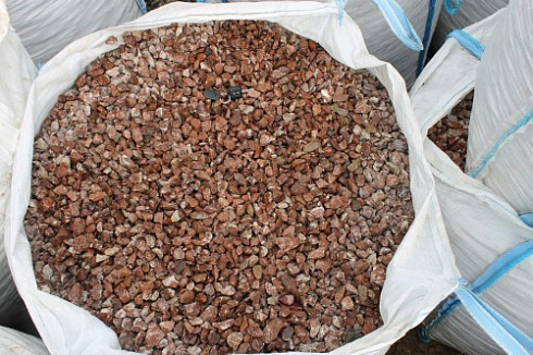 Kamenclub.ru: Мраморная крошка (щебень крошка розовый) фр. 10-20 мм.  купить в Санкт-Петербурге мрамор розовый, красный каменная декоративная крошка ландшафтная 11000 руб/т   фото КАМЕНЬ КЛУБ