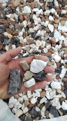 Kamenclub.ru: Мраморная крошка (щебень крошка микс : белый-черный-розовый) фр. 20-40 мм.  купить в Санкт-Петербурге мрамор белый, черный, розовый декоративная ландшафтная крошка 12000 руб/т   фото КАМЕНЬ КЛУБ