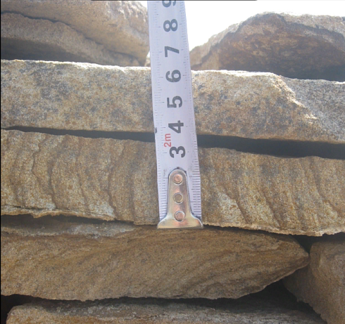 Kamenclub.ru: Песчаник пластушка желтый с рисунком (3 см)  купить в Санкт-Петербурге песчаник желтый с рисунком, рыжий, желтый песчаник пластушка ландшафтная рваная 8 500 руб/м3   фото КАМЕНЬ КЛУБ