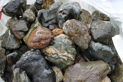 Kamenclub.ru: Ландшафтные валунчики фр.100-500 мм.  купить в Санкт-Петербурге крупный природный камень серый, темно-серый, светло-серый речной валун крупный 4800 руб/т   фото КАМЕНЬ КЛУБ