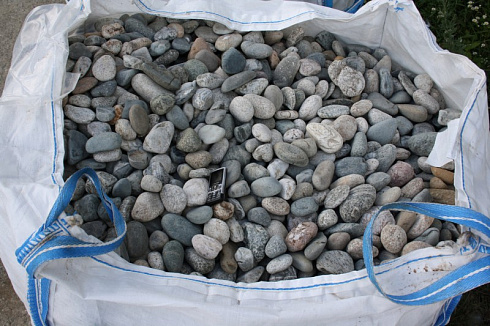 Kamenclub.ru: Галька речная окат (серая) фр.40-60 мм купить  в Санкт-Петербурге галька речная серый бежевый рыжий коричневый округлый речной камень 5000 руб/т   фото КАМЕНЬ КЛУБ