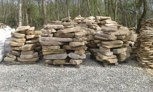 Kamenclub.ru: Песчаник плиты - плахи - пошаговые дорожки (фр. 70-150 мм)  купить в Санкт-Петербурге песчаник серый бежевый желтый зеленый колотый песчаник строительный 6500 руб/т   фото КАМЕНЬ КЛУБ