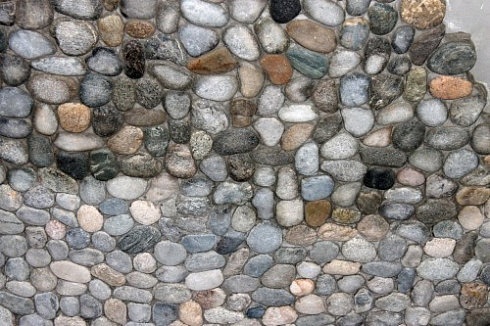 Kamenclub.ru: Галька речная плоская (ассорти) фр. 70-150 мм. купить  в Санкт-Петербурге галька галечник серый белый темно-серый синий светло-серый плоская природная галька  9000 руб/т   фото КАМЕНЬ КЛУБ