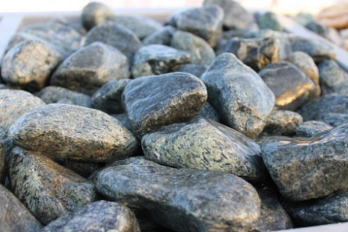 Kamenclub.ru: Щебень галтованный зеленый (змеевик) фр. 50-100 мм.  купить в Санкт-Петербурге галтовка мраморная зеленый, салатовый мрамор 12 500 руб/т   фото КАМЕНЬ КЛУБ