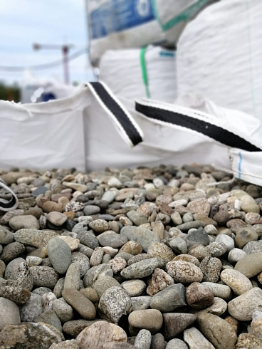 Kamenclub.ru: Галька речная окат (пестрая) фр. 20-40 мм. купить  в Санкт-Петербурге галька речная пестрая, серая, серые оттенки галька речная окатанная округлая 5000 руб/т   фото КАМЕНЬ КЛУБ