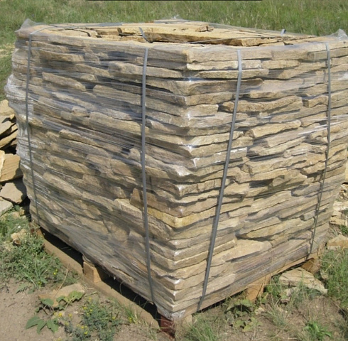 Kamenclub.ru: Песчаник пластушка желтый с рисунком (3 см)  купить в Санкт-Петербурге песчаник желтый с рисунком, рыжий, желтый песчаник пластушка ландшафтная рваная 8 500 руб/м3   фото КАМЕНЬ КЛУБ