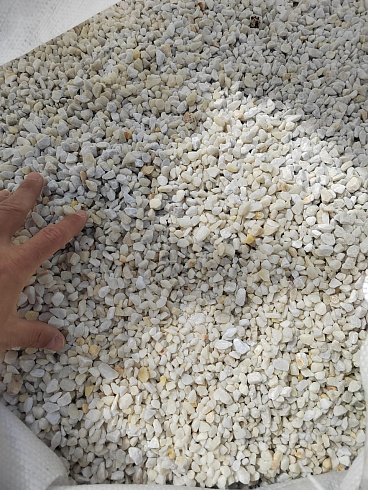 Kamenclub.ru: Мраморная крошка, щебень, цвет-белый, фр. 5-10 мм.  купить в Санкт-Петербурге мрамор белый, айвори, молочный мраморная каменная крошка ландшафтная 12000 руб/т   фото КАМЕНЬ КЛУБ