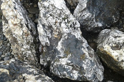 Kamenclub.ru: Черный гранит - кварцит фр. 100-500 мм.  купить в Санкт-Петербурге мрамор гранит черный с белыми прожилками, серый, белый валун скальный колотый 7000 руб/т   фото КАМЕНЬ КЛУБ