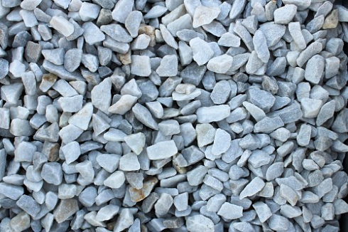 Kamenclub.ru: Мраморная крошка, щебень, цвет-белый,  фр. 20-40 мм.  купить в Санкт-Петербурге мрамор белый молочный слоновая кость айвори  мраморная крошка ландшафтная 12000 руб/т   фото КАМЕНЬ КЛУБ