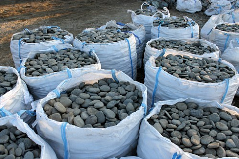 Kamenclub.ru: Галька речная плоская (темно-серая) фр. 100-200-300 мм. купить  в Санкт-Петербурге галька речная плоская темно-серый, серый, синий речной галечник плоский 9000 руб/т   фото КАМЕНЬ КЛУБ