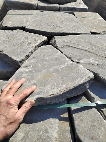 Kamenclub.ru: Песчаник пластушка светло-серый (4,0 - 6,0 см)  купить в Санкт-Петербурге плитняк - пластушка светло-серый песчаник 12600 руб/м3   фото КАМЕНЬ КЛУБ