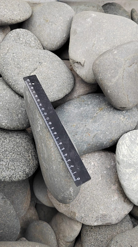 Kamenclub.ru: Галька речная плоская (темно-серая) фр. 70-150 мм. купить  в Санкт-Петербурге галечник природный темно-серый серый синий речная плоская природная окатанная  9000 руб/т   фото КАМЕНЬ КЛУБ