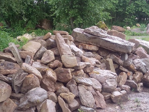 Kamenclub.ru: Песчаник декоративный ландшафтный (фр. 300-500 мм)  купить в Санкт-Петербурге песчаник желтый рыжий серый зеленый валун речной окатанный природный песчаника 4 500 руб/т   фото КАМЕНЬ КЛУБ