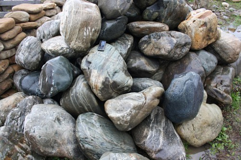 Kamenclub.ru: Речной валун Кабанчик фр.300-500 мм.  купить в Санкт-Петербурге крупный природный камень галька серый, темно-серый речной валун галечник масштабный 7000 руб/т   фото КАМЕНЬ КЛУБ