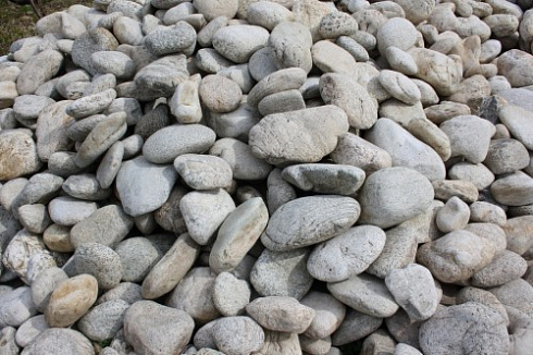 Kamenclub.ru: Бело-серый валунчик фр.100-300 мм.  купить в Санкт-Петербурге крупный камень для ландшафта серый, белый бело-серый валун крупная галька 4500 руб/т   фото КАМЕНЬ КЛУБ