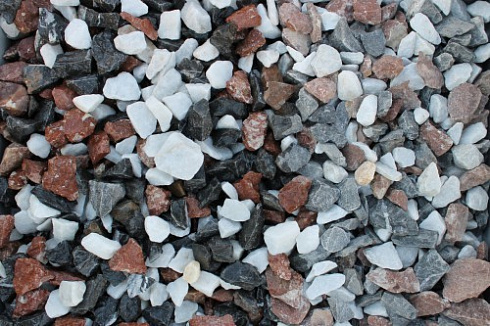 Kamenclub.ru: Мраморная крошка (щебень крошка микс : белый-черный-розовый) фр. 20-40 мм.  купить в Санкт-Петербурге мрамор белый, черный, розовый декоративная ландшафтная крошка 12000 руб/т   фото КАМЕНЬ КЛУБ