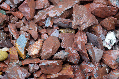 Kamenclub.ru: Щебень крошка красный (ЯШМА) фр. 5-10 мм.  купить в Санкт-Петербурге крошка каменная яшмы красный, бордовый, темно-красный декоративная крошка ландшафтная каменная яшмоидная 8500 руб/т   фото КАМЕНЬ КЛУБ