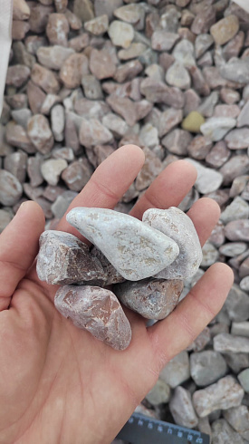 Kamenclub.ru: Мраморная крошка (щебень галтованный розовый) фр.20-40 мм.  купить в Санкт-Петербурге мрамор розовый, красный оголтованный округлый щебень  15000 руб/т   фото КАМЕНЬ КЛУБ