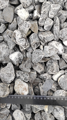 Kamenclub.ru: Щебень галтованный черный (мрамор) фр.40-70 мм.  купить в Санкт-Петербурге мрамор черный с белыми прожилками, черный, белый щебень галтованный округлый 13500 руб/т   фото КАМЕНЬ КЛУБ