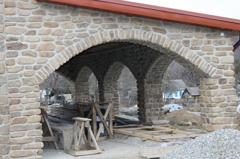 Kamenclub.ru: Песчаник для строительства и кладки блочный (фр 100-200 мм)  купить в Санкт-Петербурге песчаник бежевый серый рыжий валун мелкий для строительства песчаник 6500 руб/т   фото КАМЕНЬ КЛУБ