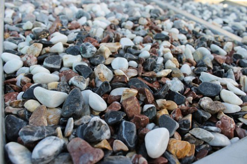 Kamenclub.ru: Мраморная крошка (щебень галтованный микс:белый-черный-розовый-медовый) фр.10-20 мм.  купить в Санкт-Петербурге мрамор белый, медовый, черный, розовый мраморный декоративный ландшафтный окатанный округлый галтованный щебень 15500 руб/т   фото КАМЕНЬ КЛУБ