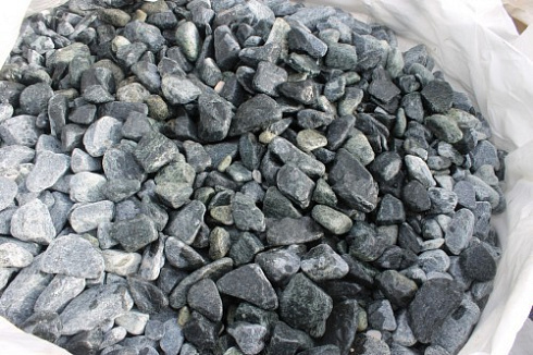 Kamenclub.ru: Щебень галтованный зеленый (змеевик) фр. 50-100 мм.  купить в Санкт-Петербурге галтовка мраморная зеленый, салатовый мрамор 12 500 руб/т   фото КАМЕНЬ КЛУБ