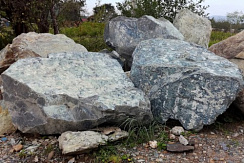 Kamenclub.ru: Змеевик скальник фр. 500-1500 мм.  купить в Санкт-Петербурге змеевик зеленый серый черный глыба скальная колотая 7500 руб/т   фото КАМЕНЬ КЛУБ