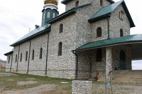 Kamenclub.ru: Галька речная плоская (бело-серая) фр. 100-200-300 мм. купить  в Санкт-Петербурге галька речная плоская серый, белый, бело-серый, серо-белый речная галька плоская  9000 руб/т   фото КАМЕНЬ КЛУБ