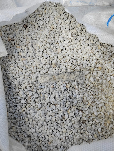 Kamenclub.ru: Мраморная крошка, щебень, цвет-белый, фр. 5-10 мм.  купить в Санкт-Петербурге мрамор белый, айвори, молочный мраморная каменная крошка ландшафтная 12000 руб/т   фото КАМЕНЬ КЛУБ