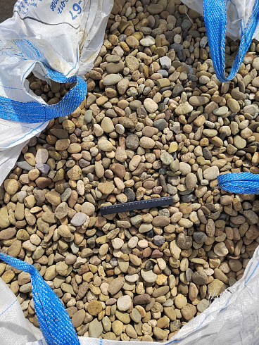 Kamenclub.ru: Галька речная окат рыжая фр. 20-40 мм. купить  в Санкт-Петербурге галька речная окатанная рыжая желтая серая округлая речная галька 5000 руб/т   фото КАМЕНЬ КЛУБ