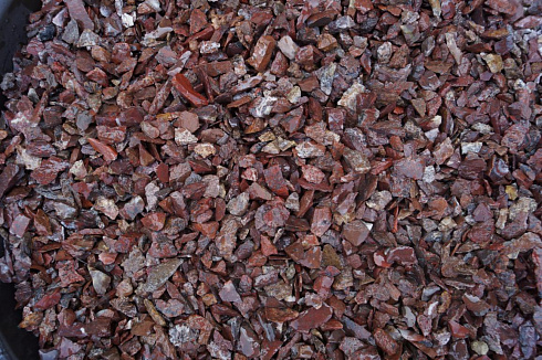 Kamenclub.ru: Щебень крошка красный (ЯШМА) фр. 5-10 мм.  купить в Санкт-Петербурге крошка каменная яшмы красный, бордовый, темно-красный декоративная крошка ландшафтная каменная яшмоидная 8500 руб/т   фото КАМЕНЬ КЛУБ